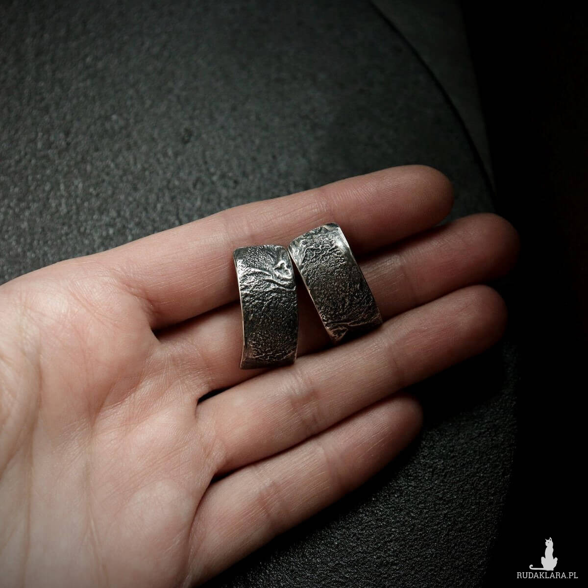 Kolczyki prostokąty zaokrąglone z ciemnego srebra 925 z kolekcji Raw, oksydowane